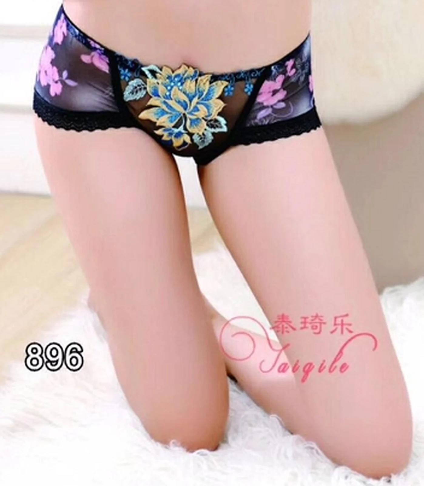 Embroidery Thong 896